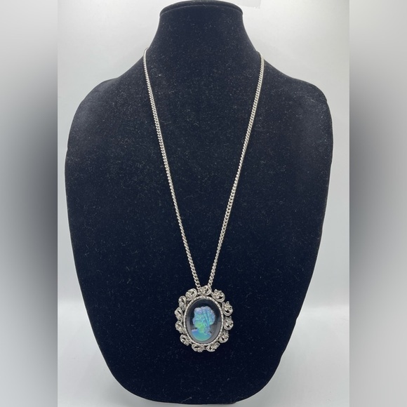 DELICATE Glass Lucite Lady Cameo Necklace - Picture 2 of 4